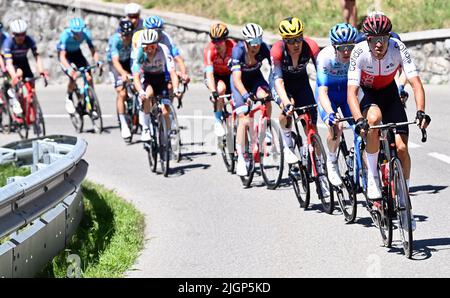 Megève, France. 12th juillet 2022. Le pack de cavaliers photographiés en action pendant la phase dix de la course cycliste Tour de France, une course de 148km de Morzine les portes du Soleil à Megève, France, le mardi 12 juillet 2022. Le Tour de France de cette année a lieu du 01 au 24 juillet 2022. BELGA PHOTO DAVID STOCKMAN - UK OUT crédit: Belga News Agency/Alay Live News Banque D'Images