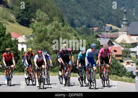 Megève, France. 12th juillet 2022. Le pack de cavaliers photographiés en action pendant la phase dix de la course cycliste Tour de France, une course de 148km de Morzine les portes du Soleil à Megève, France, le mardi 12 juillet 2022. Le Tour de France de cette année a lieu du 01 au 24 juillet 2022. BELGA PHOTO DAVID STOCKMAN - UK OUT crédit: Belga News Agency/Alay Live News Banque D'Images