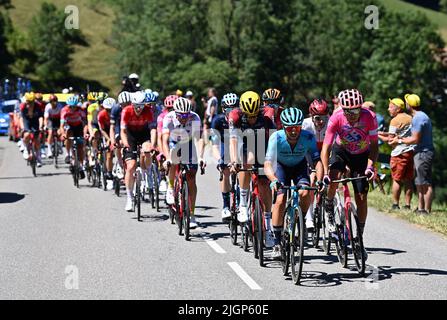 Megève, France. 12th juillet 2022. Le pack de cavaliers photographiés en action pendant la phase dix de la course cycliste Tour de France, une course de 148km de Morzine les portes du Soleil à Megève, France, le mardi 12 juillet 2022. Le Tour de France de cette année a lieu du 01 au 24 juillet 2022. BELGA PHOTO DAVID STOCKMAN - UK OUT crédit: Belga News Agency/Alay Live News Banque D'Images