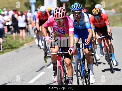 Megève, France. 12th juillet 2022. Le pack de cavaliers photographiés en action pendant la phase dix de la course cycliste Tour de France, une course de 148km de Morzine les portes du Soleil à Megève, France, le mardi 12 juillet 2022. Le Tour de France de cette année a lieu du 01 au 24 juillet 2022. BELGA PHOTO DAVID STOCKMAN - UK OUT crédit: Belga News Agency/Alay Live News Banque D'Images