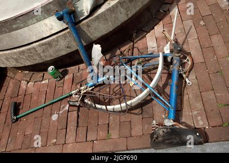 Vieux vélo bleu dépouillé de la plupart de ses composants, Amsterdam, pays-Bas. Banque D'Images