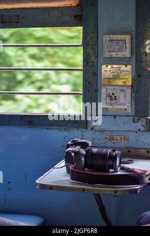 Caméra placée près de la fenêtre du train . Concept de photographie de voyage Banque D'Images