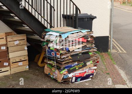 SIDMOUTH, DEVON, ANGLETERRE - AVRIL 1st 2021 : une balle de carton aplati a été mise aux étapes métalliques d'un magasin de collecte par le coman de déchets Banque D'Images