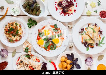 Petit déjeuner varié dans le restaurant plat Banque D'Images