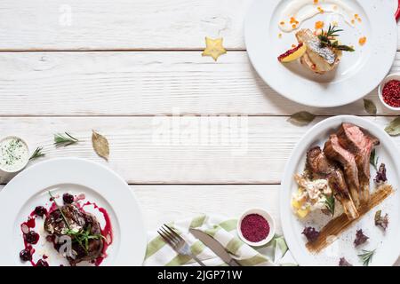 Repas gastronomiques sur table en bois blanc espace libre Banque D'Images