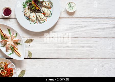 Table en bois blanc avec plats de fruits de mer Banque D'Images