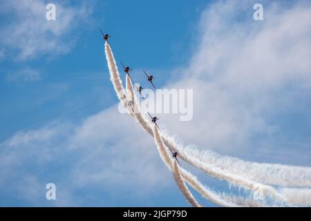 L'équipe aérobatique de la Royal Air Force, The Red Arws, qui présente un spectacle spectaculaire au Southport Air Show, Southport, Merseyside, Royaume-Uni Banque D'Images