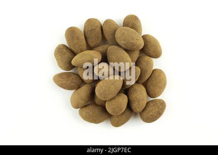 Pile d'amandes enrobées de chocolat et de cannelle isolée sur fond blanc Banque D'Images