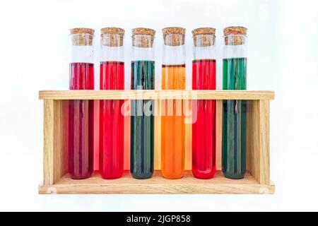 tubes à essai avec produits chimiques colorés. additif de carburant isolé sur fond blanc Banque D'Images