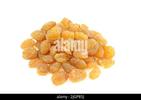 Pile de raisins secs jaune vif. Raisins secs isolés sur fond blanc Banque D'Images