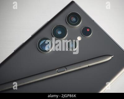 Galati, Roumanie: 29 juin 2022: Le nouveau Samsung Galaxy S22 Ultra dos avec les objectifs de l'appareil photo et la flèche sur fond gris Banque D'Images