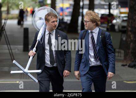 Londres, Royaume-Uni. 12th juillet 2022. Les travailleurs de la ville de Londres ressentent la chaleur lorsque les températures ont atteint 30 degrés pour la deuxième journée de course lors d'une mini-vague de chaleur à travers la capitale. Londres 12th juillet 2022 crédit: Clickpics/Alamy Live News Banque D'Images