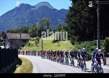 Megève, France. 12th juillet 2022. Le pack de cavaliers photographiés en action pendant la phase dix de la course cycliste Tour de France, une course de 148km de Morzine les portes du Soleil à Megève, France, le mardi 12 juillet 2022. Le Tour de France de cette année a lieu du 01 au 24 juillet 2022. BELGA PHOTO DAVID STOCKMAN - UK OUT crédit: Belga News Agency/Alay Live News Banque D'Images