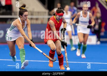 Amsterdam, pays-Bas. 12th juillet 2022. AMSTERDAM - Hannah McLoughlin (IRL, L) duels avec Luo Tiantian (CHN) pendant le match entre l'Irlande et la Chine aux championnats du monde de hockey au stade Wagener, sur 12 juillet 2022 à Amsterdam. Credit: ANP/Alamy Live News Banque D'Images