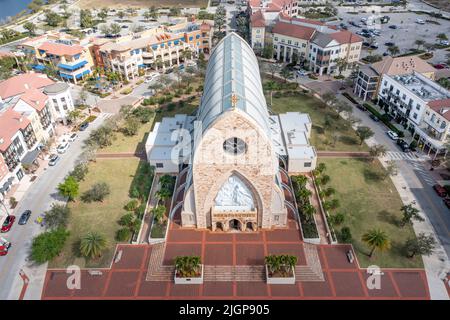 Image aérienne de la cathédrale et du centre-ville à Ave Maria Florida près de Naples dans les Everglades du comté de collier. Pizza Domino's catholique Banque D'Images