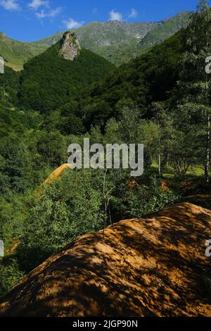 Fermée en 1987, la mine de tungstène de Salau (vallée de Salat, commune de Couflens, Ariège, France) expose encore des déchets toxiques en plein air (terre orange vif), dont le ruissellement s'écoule directement dans un affluent du fleuve Salat. Seulement seize ans après son ouverture, la mine a été fermée et les cavités souterraines ont été abandonnées, sans entretien. En juin 2022, après plusieurs décisions judiciaires annulant le nouveau permis de recherche, le Conseil d'État a relancé le dossier. Mentionné par le ministère de l'économie et l'exploitant Variscan Mines, la haute autorité a annulé le précédent c Banque D'Images