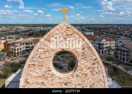 Image aérienne de la cathédrale et du centre-ville à Ave Maria Florida près de Naples dans les Everglades du comté de collier. Pizza Domino's catholique Banque D'Images