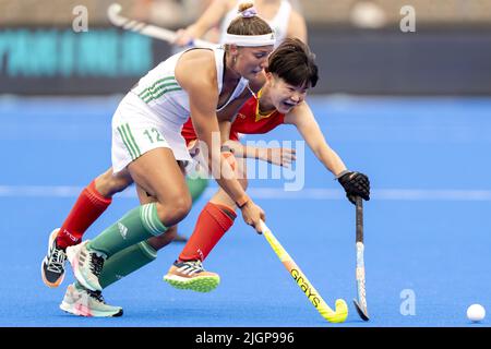 Amsterdam, pays-Bas. 12th juillet 2022. AMSTERDAM - Elena Tice (IRL, L) duels avec Zhang Xindan (CHN) pendant le match entre l'Irlande et la Chine aux championnats du monde de hockey au stade Wagener, sur 12 juillet 2022 à Amsterdam. Credit: ANP/Alamy Live News Banque D'Images