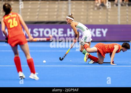 Amsterdam, pays-Bas. 12th juillet 2022. AMSTERDAM - Elizabeth Murphy (IRL, C) duels avec Zhang Xindan (CHN) lors du match entre l'Irlande et la Chine aux championnats du monde de hockey au stade Wagener, sur 12 juillet 2022 à Amsterdam. Credit: ANP/Alamy Live News Banque D'Images