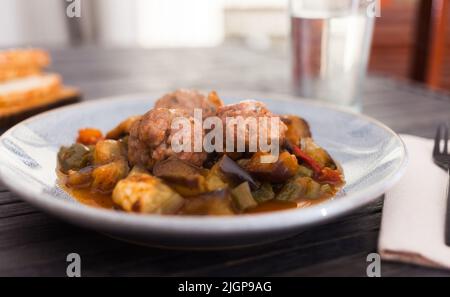 boulettes de viande cuites avec aubergines rachées et hachées dans un bol Banque D'Images