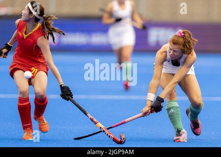 Amsterdam, pays-Bas. 12th juillet 2022. AMSTERDAM - Zheng Jiali (CHN, L) duels avec Sarah McAuley (IRL) pendant le match entre l'Irlande et la Chine aux championnats du monde de hockey au stade Wagener, sur 12 juillet 2022 à Amsterdam. Credit: ANP/Alamy Live News Banque D'Images