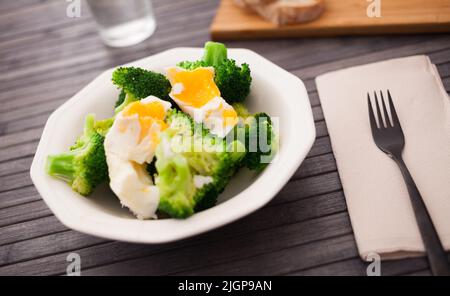 aliments diététiques. brocoli vapeur avec œuf bouilli sur l'assiette Banque D'Images