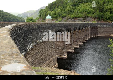 Faibles niveaux d'eau au barrage de Garreg DDU dans la vallée d'Elan, Powys, pays de Galles, Royaume-Uni. Banque D'Images