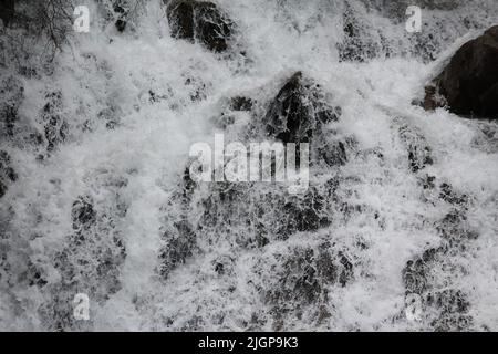 gros plan d'une chute d'eau qui s'écrase sur des rochers Banque D'Images