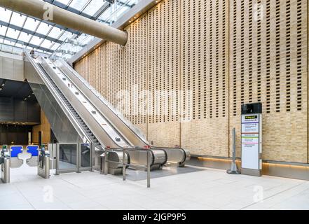 Entrée de la gare de Paddington sur la nouvelle ligne de métro Elizabeth à Londres. Avec un mur spectaculaire de briques perforées. Banque D'Images