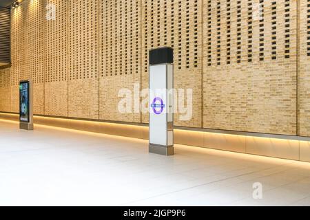 Entrée de la gare de Paddington sur la nouvelle ligne de métro Elizabeth à Londres. Avec un mur spectaculaire de briques perforées. Banque D'Images