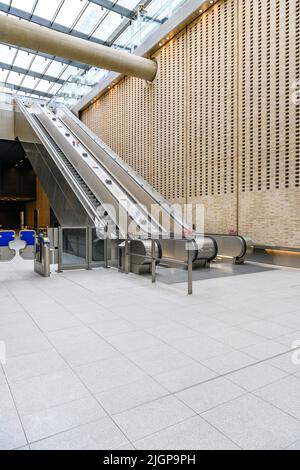 Entrée de la gare de Paddington sur la nouvelle ligne de métro Elizabeth à Londres. Avec un mur spectaculaire de briques perforées. Banque D'Images