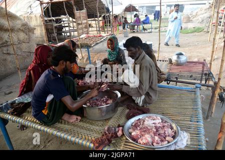 11 juillet 2022, Lahore, Punjab, Pakistan: Les Gitans pakistanais ont répandu de la viande salée pour sécher sur un charpai recueilli à différents endroits pendant les 2nd jours de la célébration musulmane Eid al-Adha ou du Festival du sacrifice à Lahore. Les musulmans célèbrent Eid al-Adha ou Fête du sacrifice, la deuxième des deux fêtes islamiques célébrées dans le monde entier marquant la fin du pèlerinage annuel ou du Hajj à la ville sainte saoudienne de la Mecque et commémorant la volonté du prophète Ibrahim, Abraham aux chrétiens et aux juifs, de sacrifier son fils. Pendant les vacances, qui dans la plupart des endroits dure quatre jours, musulmans Slaugh Banque D'Images