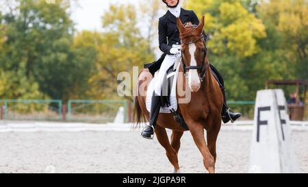 Jeune fille adolescente à cheval de l'étreuil sur un événement équestre de dressage Banque D'Images