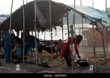 11 juillet 2022, Lahore, Punjab, Pakistan: Les Gitans pakistanais ont répandu de la viande salée pour sécher sur un charpai recueilli à différents endroits pendant les 2nd jours de la célébration musulmane Eid al-Adha ou du Festival du sacrifice à Lahore. Les musulmans célèbrent Eid al-Adha ou Fête du sacrifice, la deuxième des deux fêtes islamiques célébrées dans le monde entier marquant la fin du pèlerinage annuel ou du Hajj à la ville sainte saoudienne de la Mecque et commémorant la volonté du prophète Ibrahim, Abraham aux chrétiens et aux juifs, de sacrifier son fils. Pendant les vacances, qui dans la plupart des endroits dure quatre jours, musulmans Slaugh Banque D'Images