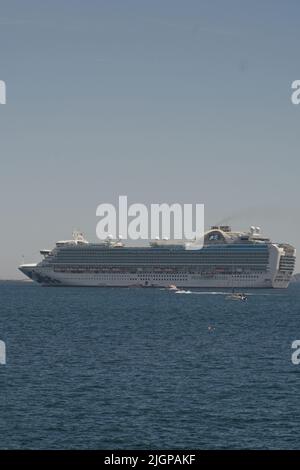 10thJuilly22 St Peter Port Guernesey, Anglo-Normandes paquebot de croisière Emerald Princess Crown Class, à l'ancre au large du port Banque D'Images