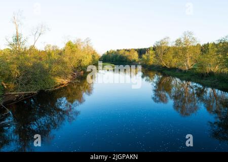 Vue panoramique sur un magnifique paysage fluvial à la fin d'une matinée de printemps en Estonie, en Europe du Nord Banque D'Images