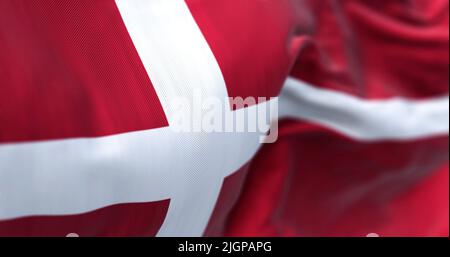 Vue rapprochée du drapeau national du Danemark qui agite dans le vent. Pays scandinave situé dans le nord de l'Europe Banque D'Images