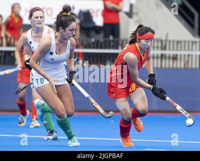 Amsterdam, pays-Bas. 12th juillet 2022. AMSTERDAM - Luo tiantien (CHN) avec Hannah McLoughlin (IRL) pendant le match Irlande-Chine aux championnats du monde de hockey au stade Wagener, sur 12 juillet 2022 à Amsterdam. ANP KOEN SUYK crédit: ANP/Alay Live News Banque D'Images