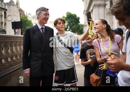 Le ministre des possibilités de Brexit et de l'efficacité gouvernementale au Cabinet Jacob Rees-Mog a pris une photo avec un membre du public à whitehall à Londres. Date de la photo: Mardi 12 juillet 2022. Banque D'Images