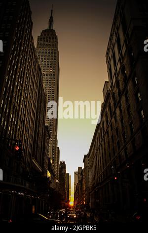 New York, États-Unis 12 juillet 2022. Manhattatanhenge à New York. Manhattanhenge l'événement au cours duquel le soleil couchant est aligné avec la grille de rue principale de Manhattan, New York City. Credit: Sam Bagnall / Alamy Live News Banque D'Images