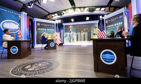 WASHINGTON, D.C., 12 juillet 2022 (Xinhua) -- le président des États-Unis Joe Biden (2nd L) participe à un événement de prévisualisation pour publier l'une des premières images du télescope spatial James Webb à la Maison Blanche à Washington, DC, aux États-Unis, au 11 juillet 2022. Le président américain Joe Biden a publié lundi l'une des premières images du télescope spatial James Webb lors d'un événement de prévisualisation à la Maison Blanche. Cette première image de Webb est l'image infrarouge la plus profonde et la plus nette de l'univers lointain à ce jour, a déclaré la NASA. Cette image de la grappe galaxie SMACS 0723 est remplie de milliers de galaxies, y compris le fa Banque D'Images