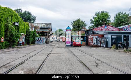 Vieux bâtiments d'ateliers ferroviaires délabrés et voies ferrées désutilisées à RAW Gelände, Reevaler Strasse.Friedrichshain, Berlin. Vue extérieure Banque D'Images