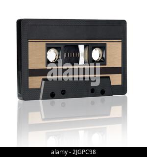 Cassette audio rétro noire isolée sur fond blanc, gros plan. Banque D'Images