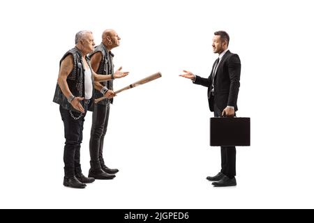 Vue en coupe de deux punk furieux ayant un argument avec un homme d'affaires isolé sur fond blanc Banque D'Images