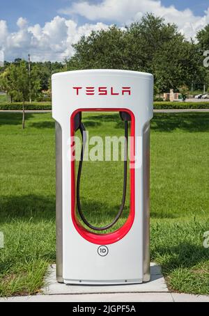 Station de charge de voitures électriques dans la ville d'Alachua, au nord de la Floride. C'est une petite ville située le long de la Highway 441, près de Gainesville. Banque D'Images