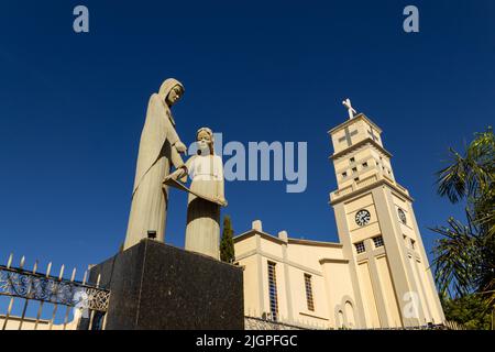 Anápolis, Goiás, Brésil – 10 juillet 2022 : détail de la cathédrale de Jésus-da-Lapa avec une image de saint et de ciel bleu. Banque D'Images