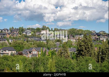 Belles maisons de banlieue dans la banlieue de Calgary, Alberta. Banque D'Images