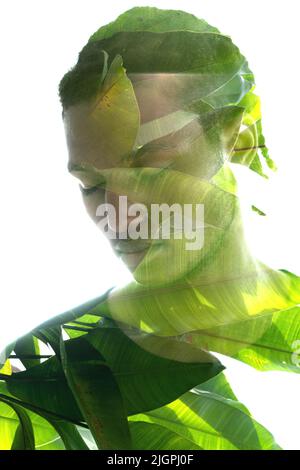 Portrait d'un homme et de feuilles vibrantes combinées dans une technique de double exposition. Banque D'Images