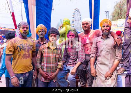Anandpur Sahib, Punjab, Inde - Mars 2022: Portrait de sikh mâle (Nihang Sardar) pendant la célébration de Hola Mohalla à Anandpur Sahib pendant holi Banque D'Images