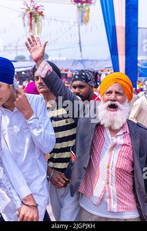 Anandpur Sahib, Punjab, Inde - Mars 2022: Portrait de sikh mâle (Nihang Sardar) pendant la célébration de Hola Mohalla à Anandpur Sahib pendant holi Banque D'Images